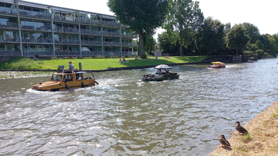 909885 Afbeelding van enkele waterauto's in de Vaartsche Rijn te Utrecht, ter hoogte van de Onyxweg.